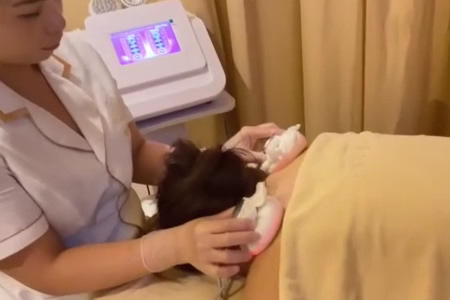 專業美容師進行五十肩按摩舒緩，幫助顧客放鬆肌肉並改善關節靈活度
